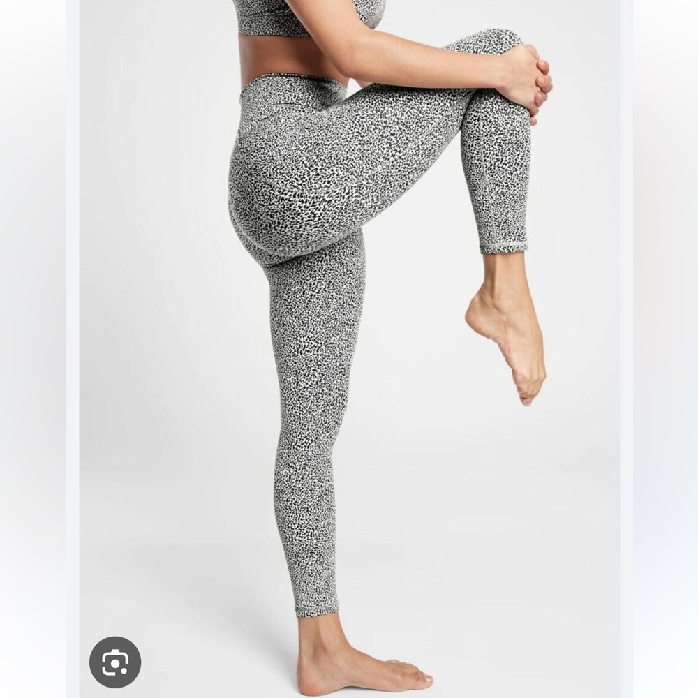 Athleta salutation pocket stash II textured tight M